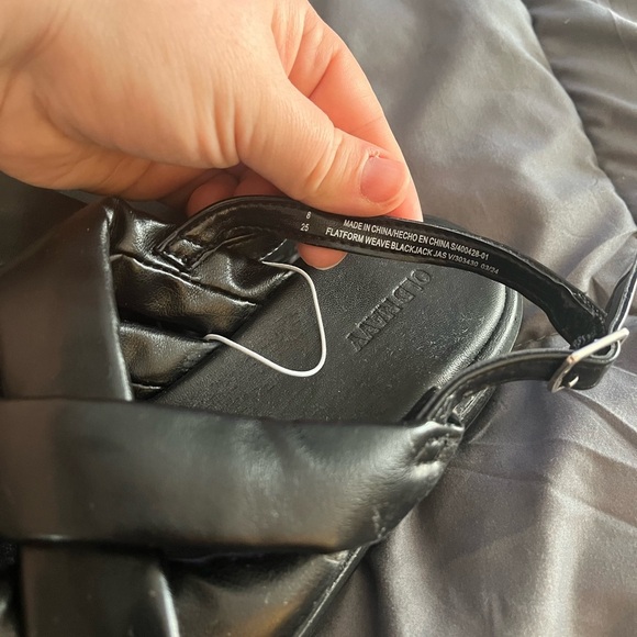 NWT Women’s Black Puffy Cross-Strap Flatform Sandals size 8‎ - Picture 5 of 7